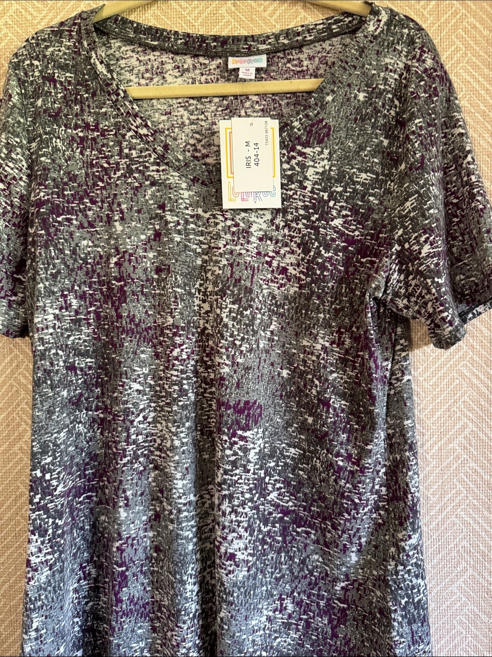 Lularoe Iris Tee size Medium - print NWT